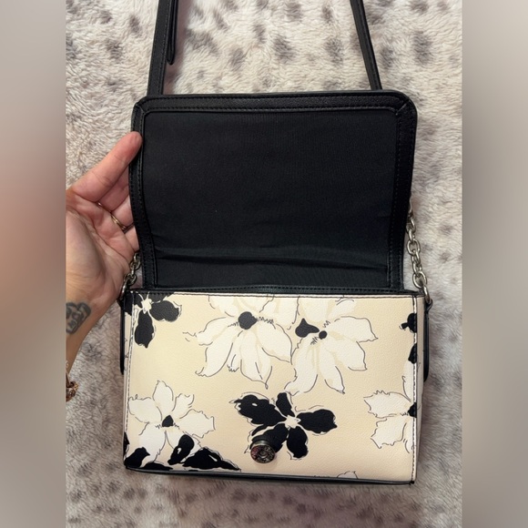 CHAPS FLORAL CROSSBODY BAG - Picture 6 of 11